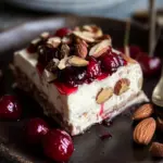 Cremiges Zimtparfait mit gebrannten Mandeln und Kirschen