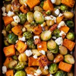 Ein Blech-Gnocchi mit Süßkartoffel, Rosenkohl und Feta