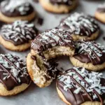 Gefüllte Kokos-Plätzchen mit dunkler Schokolade