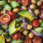Proteinreicher Kichererbsen-Avocadosalat mit Senfdressing